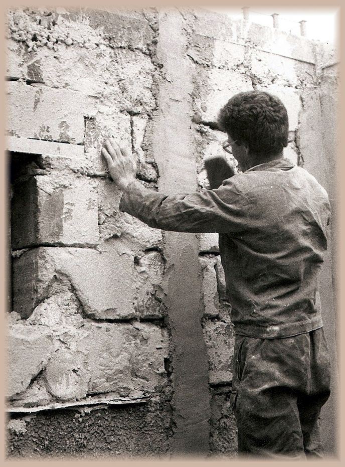 história  1986 stavba prístrešku nad studňou  